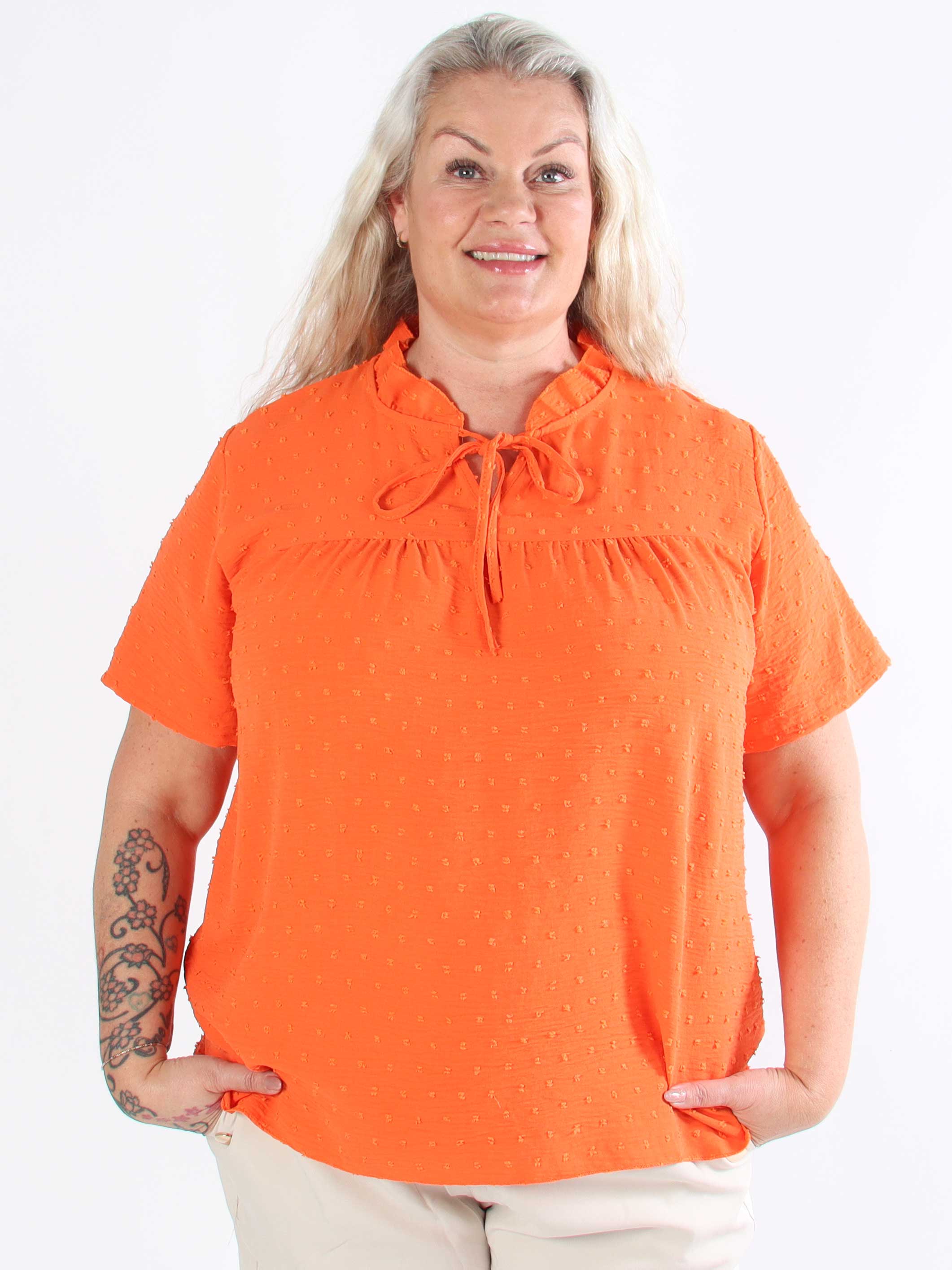 Bloom - Sød plus size tunika med flæsekant og sløjfe